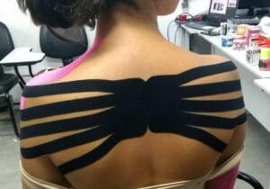 Ativação de romboide e escápulas para promover a rotação externa dos ombros e braços