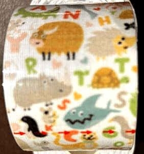 Material Feita de algodão macio, permitindo maior conforto ao toque Respirável, ajudando na cicatrização da pele Hipoalergênica (na maioria dos casos), ideal para pele sensível 2. Design infantil Estampas coloridas (animais, letras, personagens, formas) Visual divertido para reduzir o medo da criança ao usar curativos Pode ter cores vibrantes como verde, amarelo, azul e laranja
